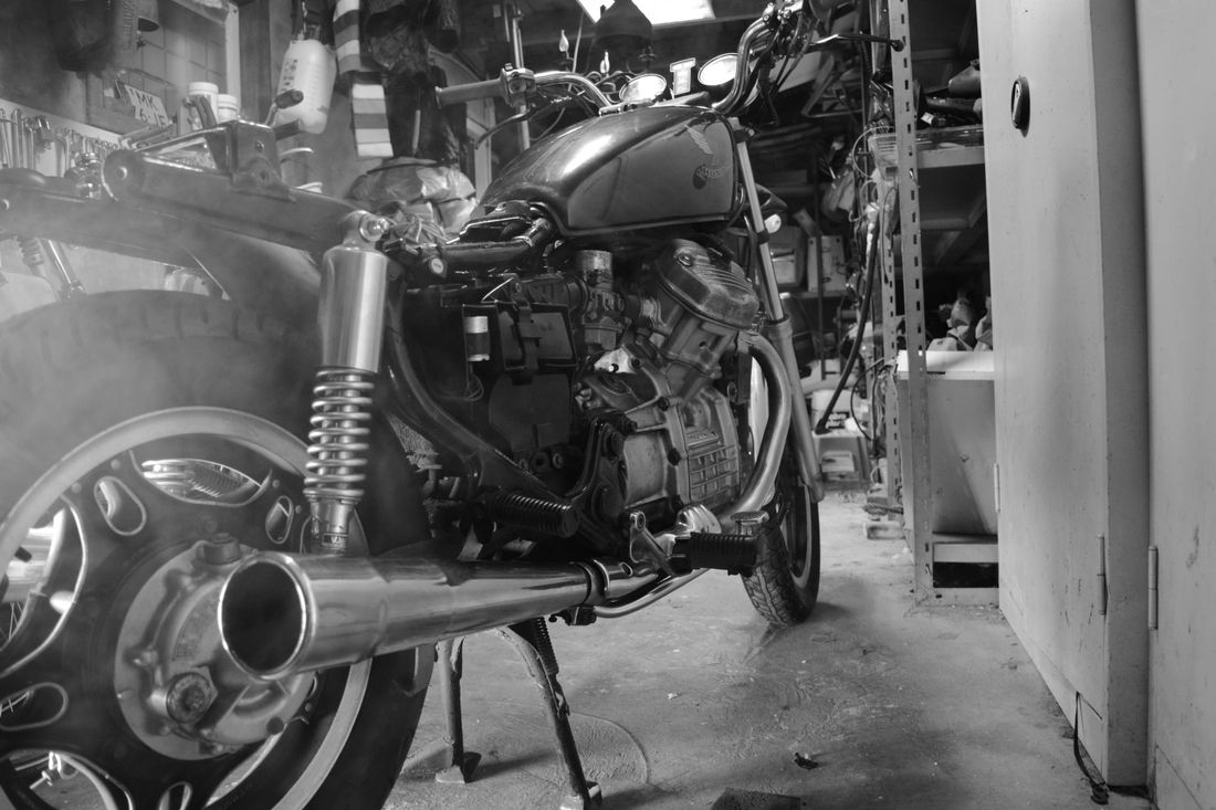 Moto ancienne en cours de remise en état dans un atelier